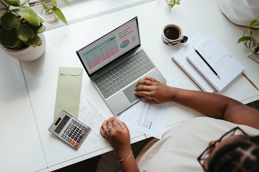 lady with laptop and calculator