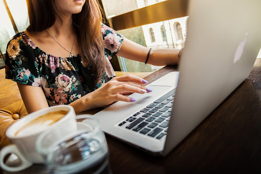 woman in coffee shop using laptop