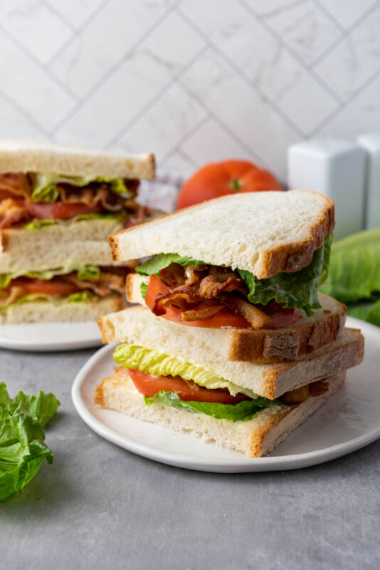 The Ultimate Classic BLT Sandwich: Crispy, Juicy, and Ready in 10 Minutes