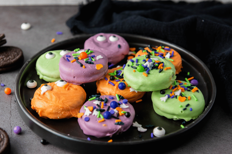 Spooky Halloween Oreos (A Fun & Easy No-Bake Treat!)